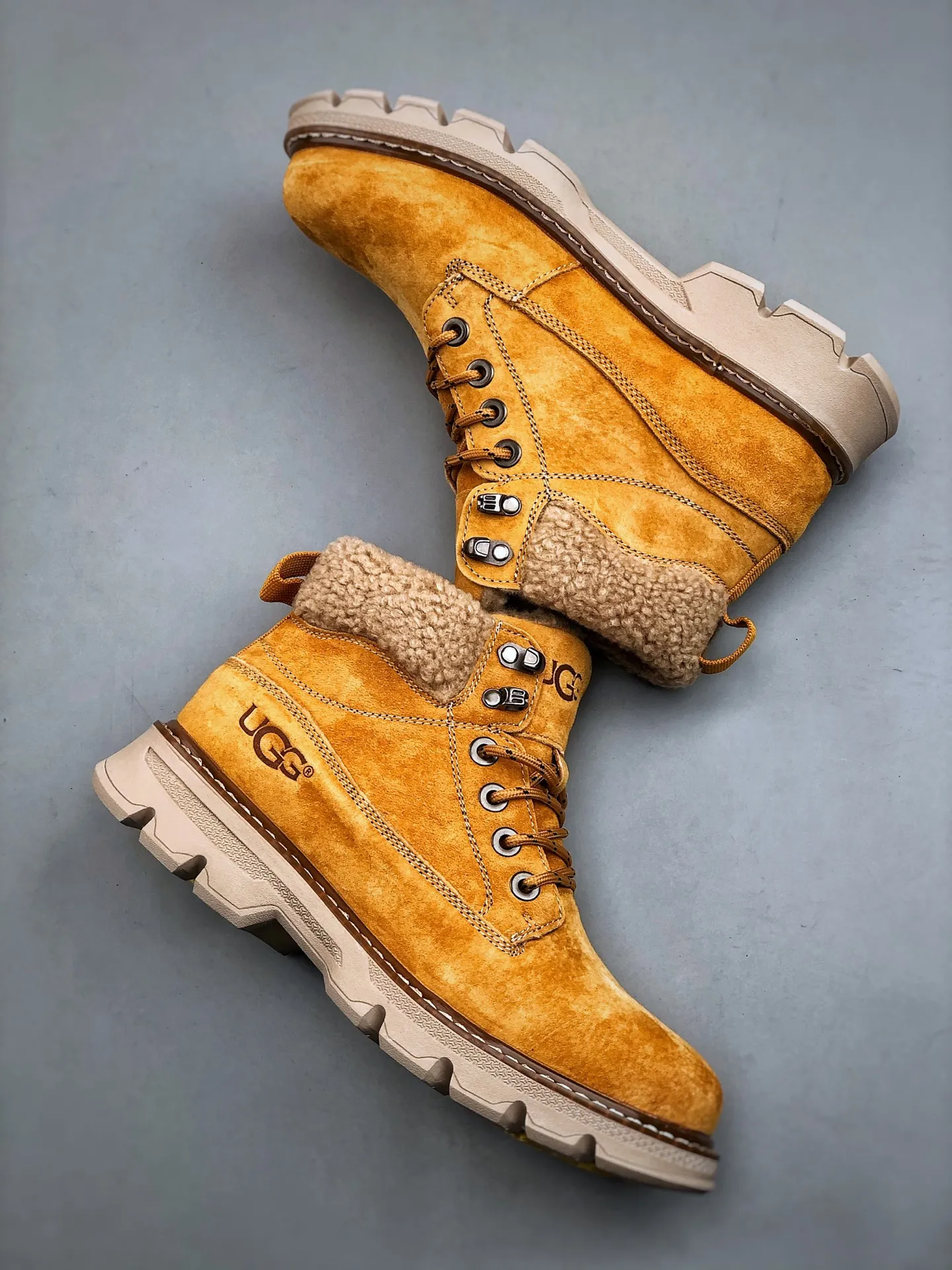 Welfare special price 💰480 UGG new autumn and winter products (lamb wool integrated lining, warm and heat-locking 🔥) must-have outdoor mid-top casual Martin boots snow boots series #Guangdong Dachang quality Autumn and winter new fashion trend matching The fabric is imported from Italy frosted cowhide. The whole shoe is made of genuine cowhide material. The outsole and hardware are all made from OEM raw materials. Good products do not kill pigs. The quality of the first order is strictly controlled and the entire set is packaged uniformly on the official website. Special products for outdoor use to protect against the cold this winter. A must-have for stylish men who can wear them casually every day‼ American affordable luxury brand [UGG] Tasman Weather Hybrid Tasman hybrid series mid-top lightweight casual Martin boots. Size: 39-44 (one size larger than sports shoes).